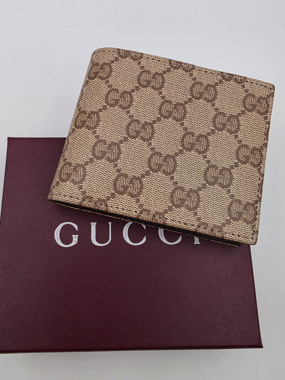 Gucci Essence GG Supreme Classic Coated Canvas Bi-Fold wallet. Style 876390..
